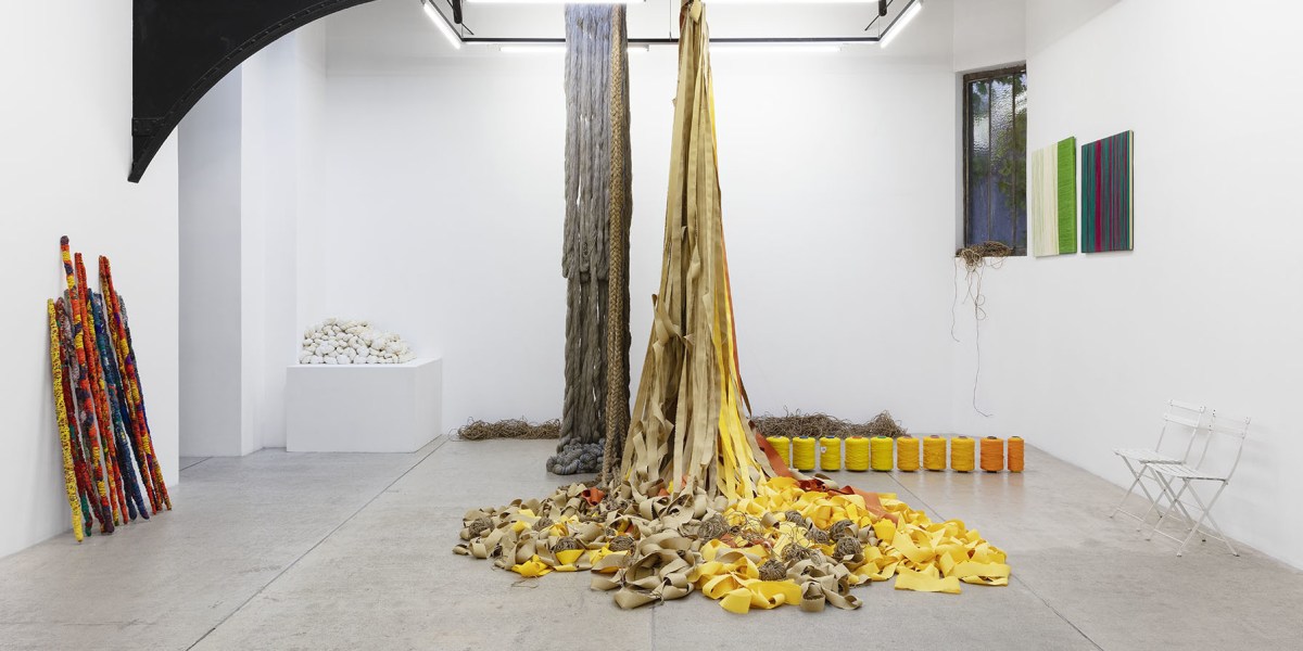 Courtesy Sheila HIcks & frank elbaz galerie, Paris - crédit photo: Claire Dorn