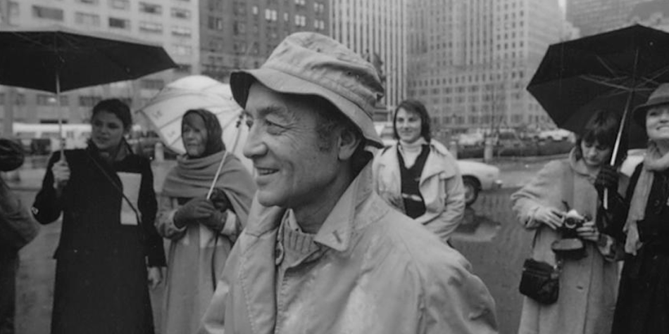 Isamu Noguchi with Unidentified Object at Doris C. Freedman Plaza, Central Park, New York, 1979. Photo: Donna Svennevik. The Noguchi Museum Archives, 144043. © The Isamu Noguchi Foundation and Garden Museum, New York / ARS