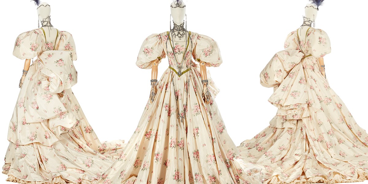 Christian Dior by John Galliano. Maharani Krishna Kumari du Népal, 1997. © Palais Galliera, Musée de la Mode de la Ville de Paris / Roger-Viollet. EL2026.14.117.